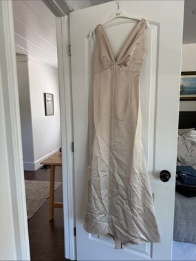 Vera Wang Elegant V-Neck Satin Evening Dress in Champagne